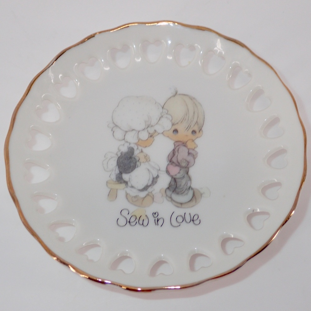 Precious Moments 1985 Mini Collectible Plate  "Sew in Love"  4" diameter Gold To
